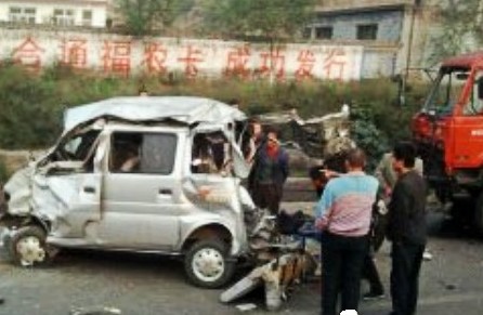 山西车祸已造成6名学生死亡 3名重伤者仍在抢救