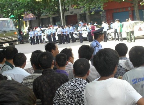 贵州安顺一残疾小贩疑被城管打死引千人围观 (图文)