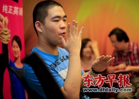 脑瘫男孩姚武斌放弃了高考他仍梦想当翻译家 (图文)