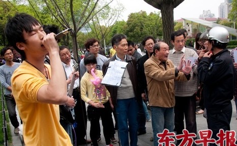 上海学生公园卖唱救助患病同学