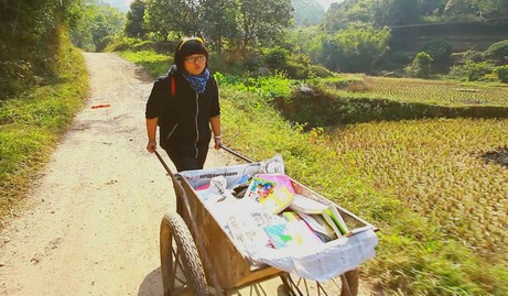 女白领汤玲玲放弃过万月薪 奔走山区建图书室