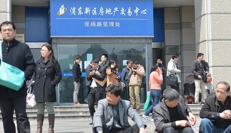 国五条地方实施意见出台 沪购房者周末忙审税、过户