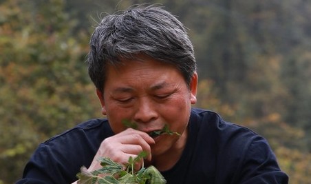 贵州“草药警察”许庭富免费义诊21年