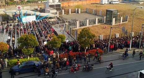 上海进杨思站乘客要排20分钟队