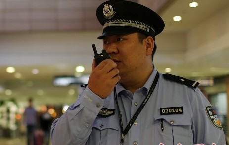 沪巡警陈永强为乘客垫钱买机票坚持9年首见“回头钱”