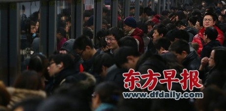 堪比春运：上海地铁9号线漕河泾站限流