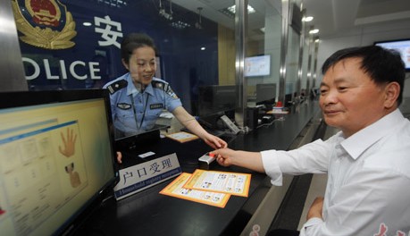 上海换、办二代身份证7月起需“按指纹” 费用不增加