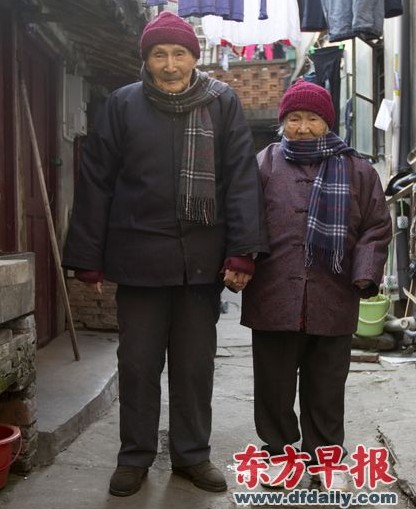 上海“情侣装”百岁夫妇走红网络