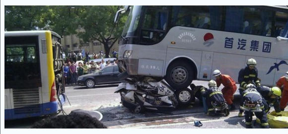 北京长虹桥车祸：大巴碾压警车，一民警死亡