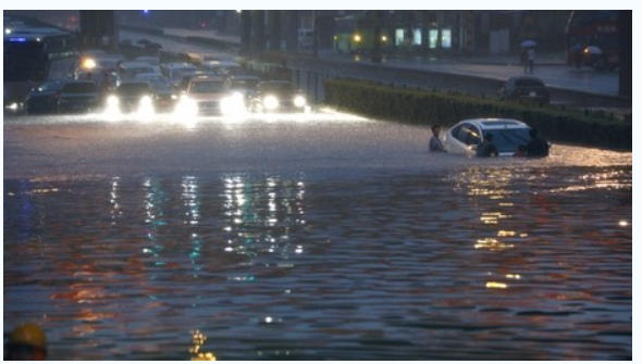 北京遭61年最强暴雨 全城内涝全城大救助