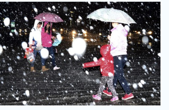 寒潮来袭 暴雪逼停多省高速