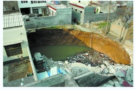 河南许昌地陷，一民宅瞬间没入