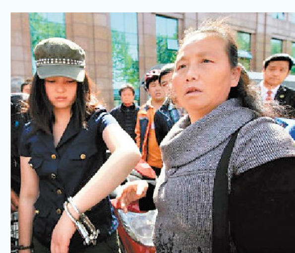 救人女孩被铐打 武汉江岸警方致歉