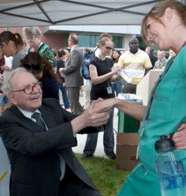 股神巴菲特慈善会中搞笑下跪　向女大生“求婚”(图文)