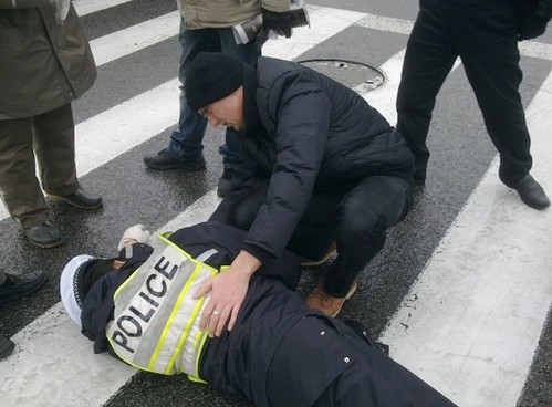 上海交警值勤时晕倒 路人驻足伸援手