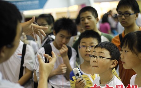 上海青少年10年增长306.6万 外籍人员站半数以上