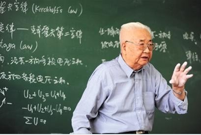 辽大最尽职教师讲完课　鞠躬表感谢(图文)