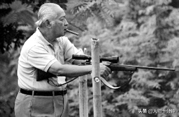 他是世界头号贪官，执政32年屠杀50万华人却得善终，子女个个巨富