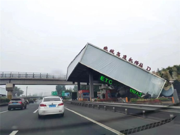四川成都一罐车撞塌桥墩 撞击瞬间曝光：有轿车被压