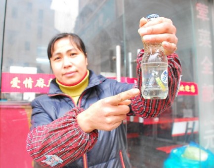芬达瓶装饮料未开盖装着一把指甲刀(图文)