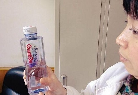 景田百岁山矿泉水现不明漂浮物 厂家称质量安全