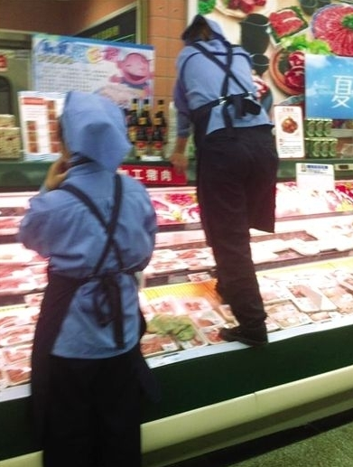 网曝北京华堂员工脚踩生肉柜台